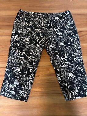Lane Bryant Black & White Leaf-Print Cropped Pants